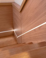 Лестница деревянная в современном стиле с деревянными стеонвыми панелями и встроенной подсветкой