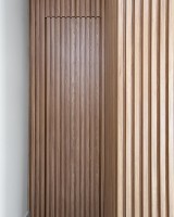 Невидимая дверь со стеновой панелью рельеф вертикальные рейки
