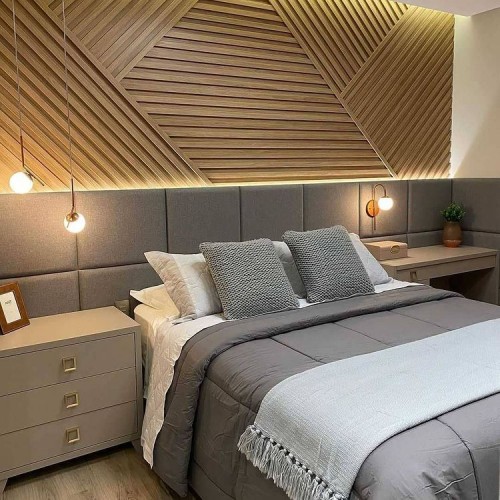 Стеновые панели в спальню над изголовьем с диагональными полосками рейками