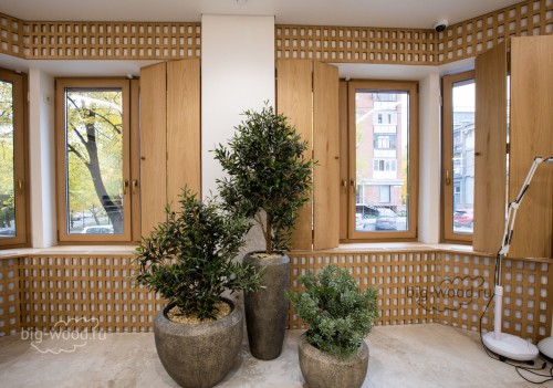 Отделка панелями в виде деревянной решетки крупной ячейки вокруг окна