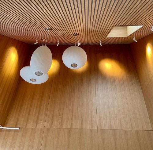 Стеновые панели МДФ со шпоном для высокой стены и реечный деревянный потолок