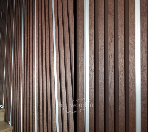 Отделка стены в 4 метра высотой с помощью деревянные рейки со вставкой подсветки, шпон дуба и тонировка венге