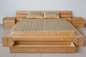 Кровать из дерева с выдвижным ящиком