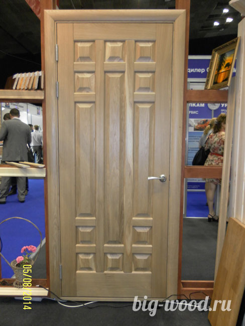 Деревянная дверь на выставке